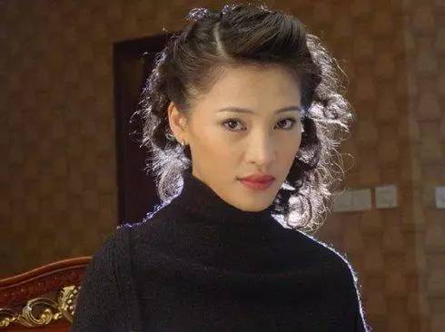 她曾和陈道明搭戏,与陈道明联袂主演的电视剧《深喉》