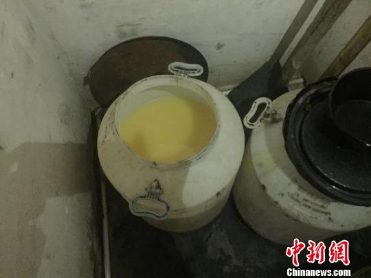 Man in Wenzhou buys and processes waste oil and supplies 5 tons to fried dough stick stalls in 3 years (Photos)