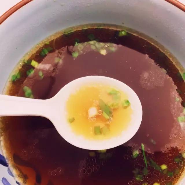 就像上海人家里的酱油汤,有一种汤是冲一冲,调一调就能喝神仙汤