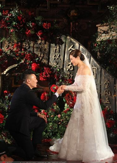 在李根的婚礼上,新疆男篮主帅李秋平作为主婚人为李根和王星洋送上了