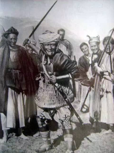 【服饰文化】法国人拍摄的百年前彝族武装照