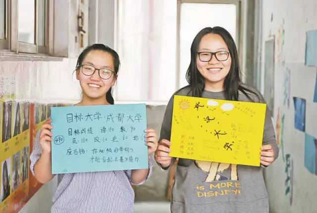 高三(11)班的周欣冉(左)和翟东珂在展示各自为目标大学制作的心愿卡