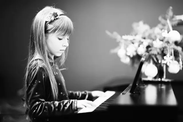弹钢琴的小女孩贝贝图片