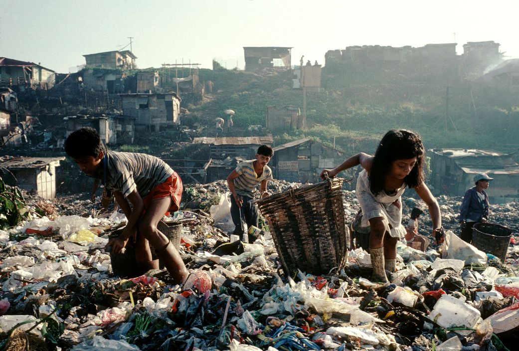 老照片:菲律宾首都,一群生活在贫民窟的孩子