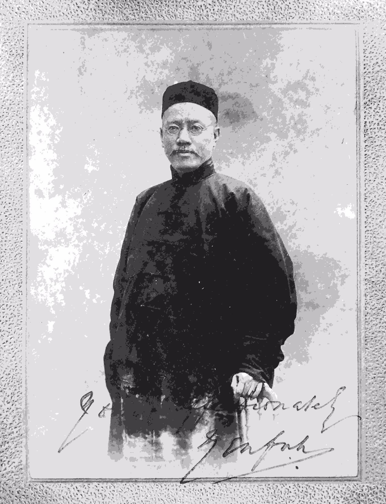 1905年严复在英国的西装照片《直报》甲午海战中国战败,举国愤怒.