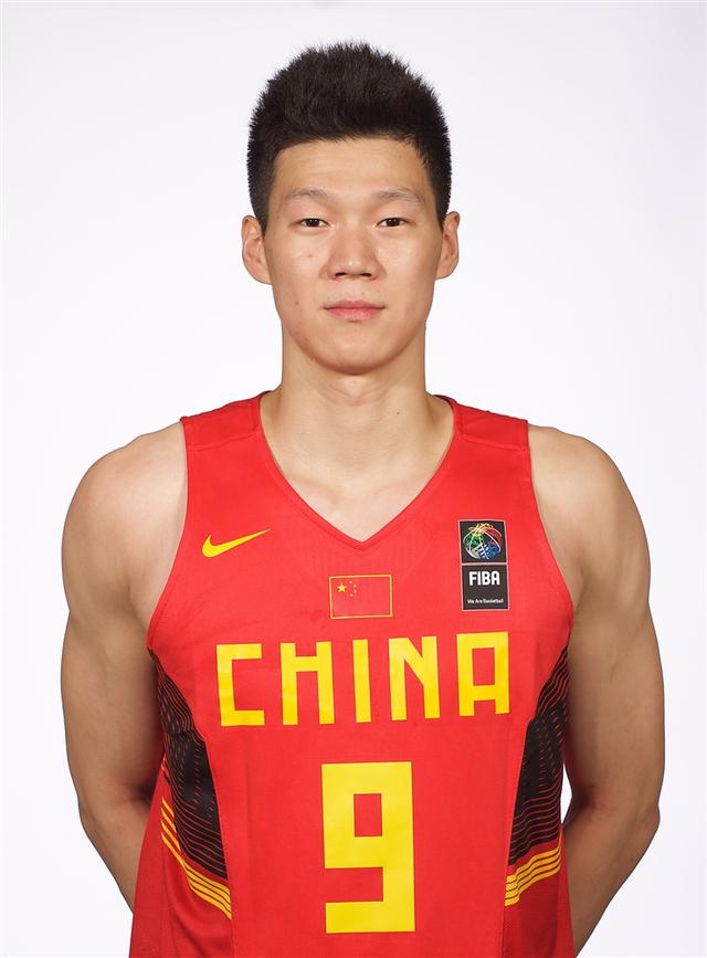杨凯出生于1996年,身高1