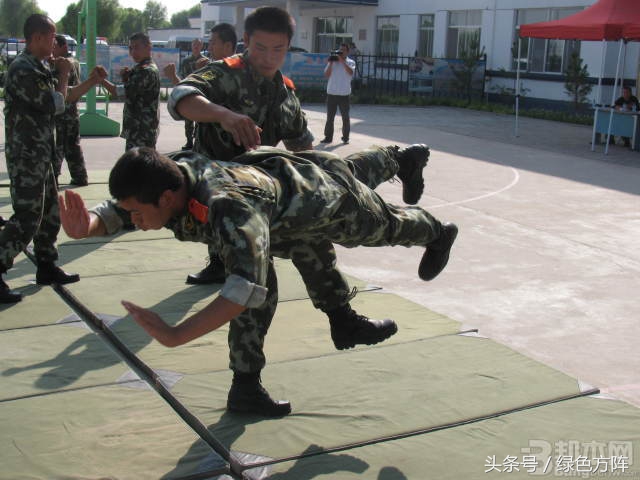 武警部隊新式擒敵拳真的是帥呆了想學麼有動作要領哦