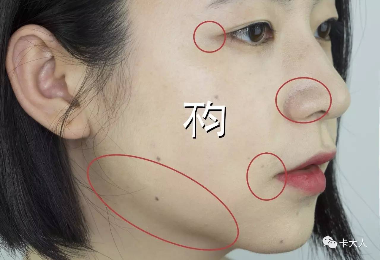 步骤四用美妆蛋尖头部分来处理脸部细节,鼻翼,嘴角,眼周,发际线,下颌