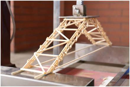 这就是其中的木桥梁结构承重赛项目,选手们设计制作的木桥梁,承重量