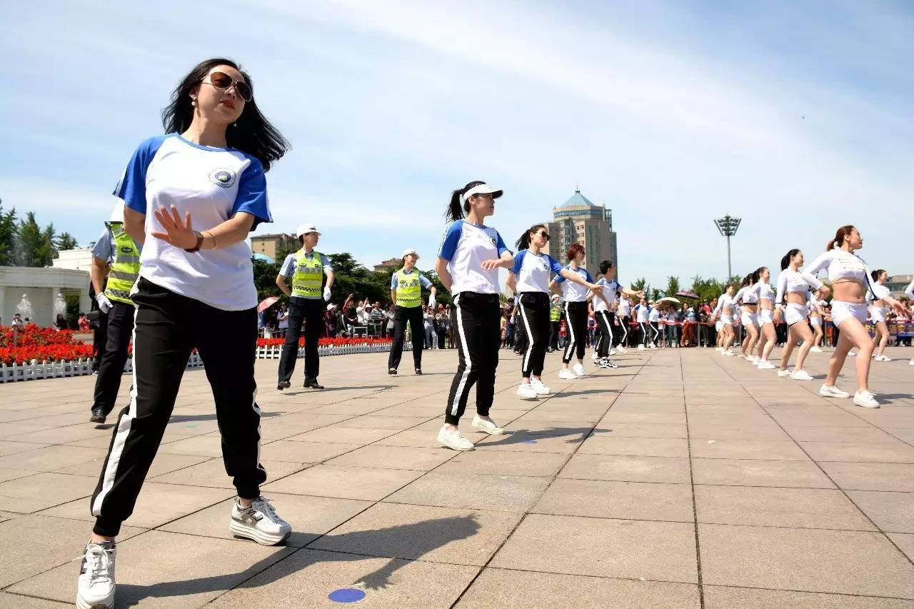 6月3日上午十点,大连广播电视台的七套广播频率的主播们,7支快闪队伍