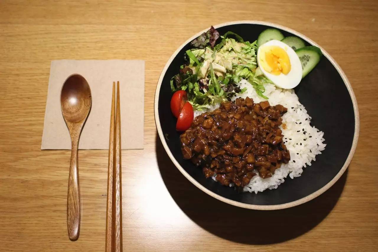 配料非常丰富 2 有点暴力牛肉酱盖饭