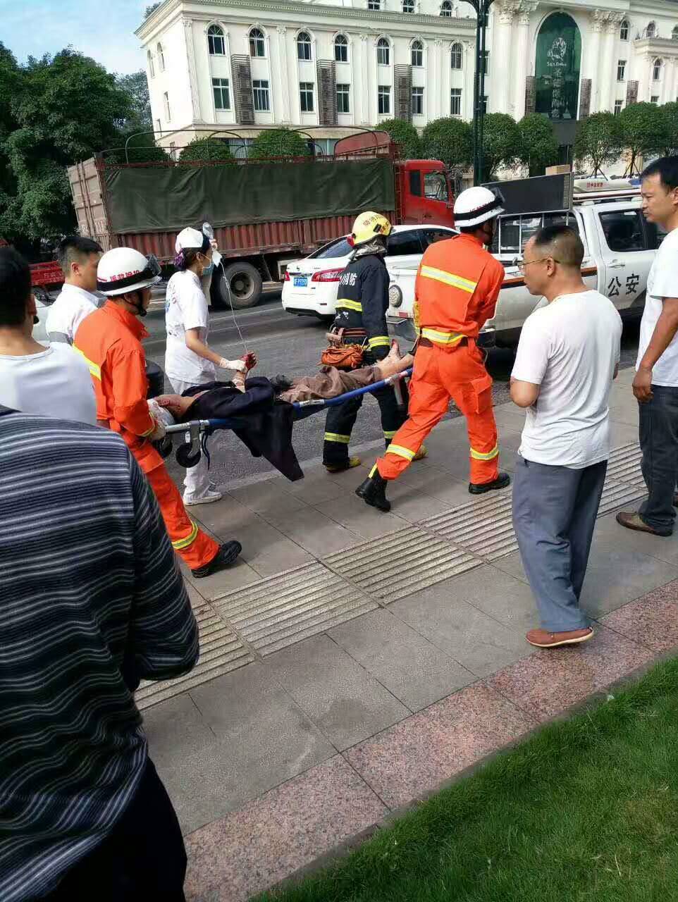 宜宾又发生一起车祸1人死亡3人受伤面包车被压成废铁