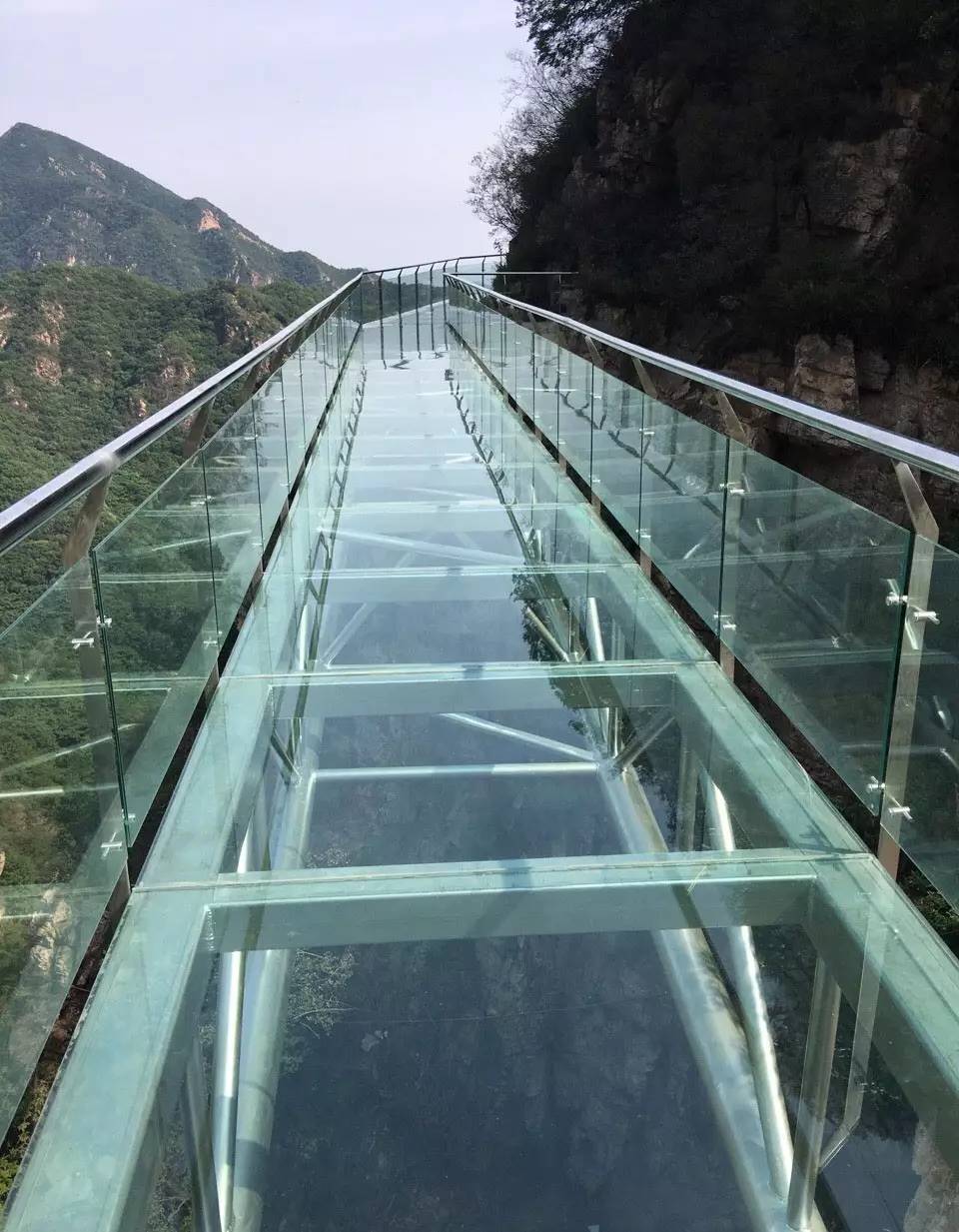 蓟县九山顶玻璃栈道全面开放全国最长的玻璃栈道