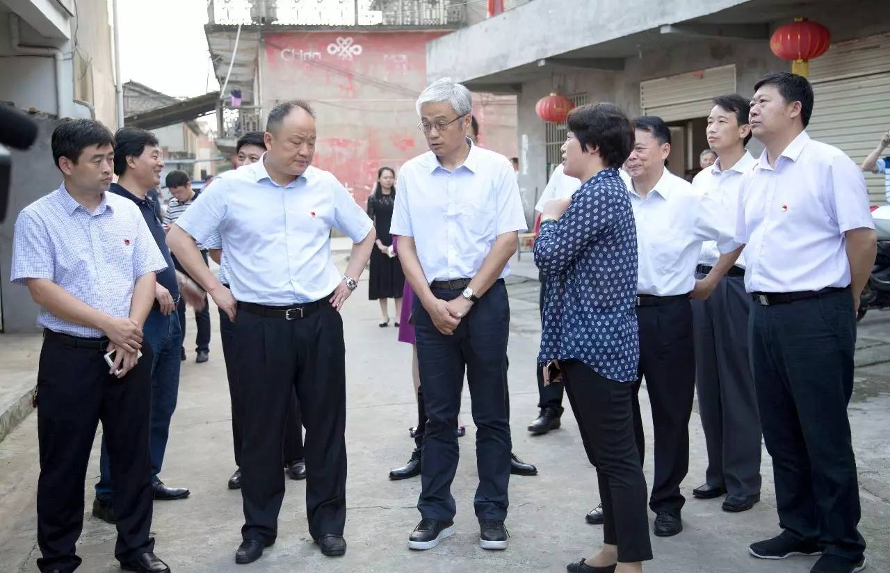 市卫计委领导向调研组一行汇报晓康诊所建设情况.