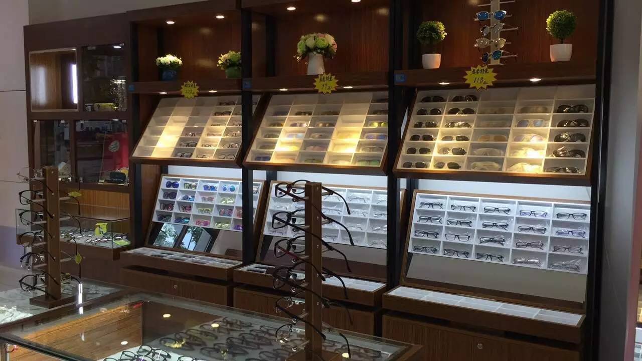 汾湖新开一家眼镜店,戴眼镜的朋友福利来啦!墨镜,儿童镜,老花镜都有!