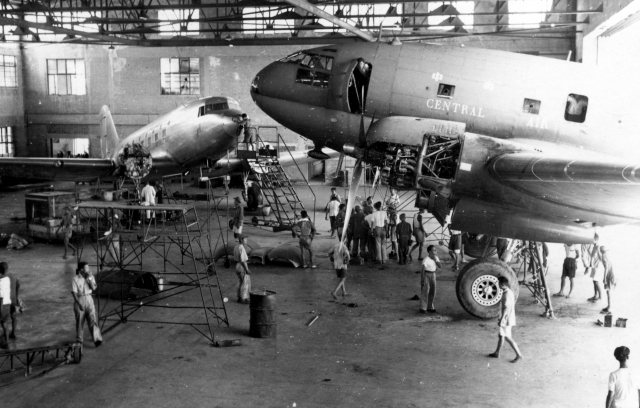 上世纪40年代,在龙华机场候机厅的一家人,国人将飞机作为交通工具的
