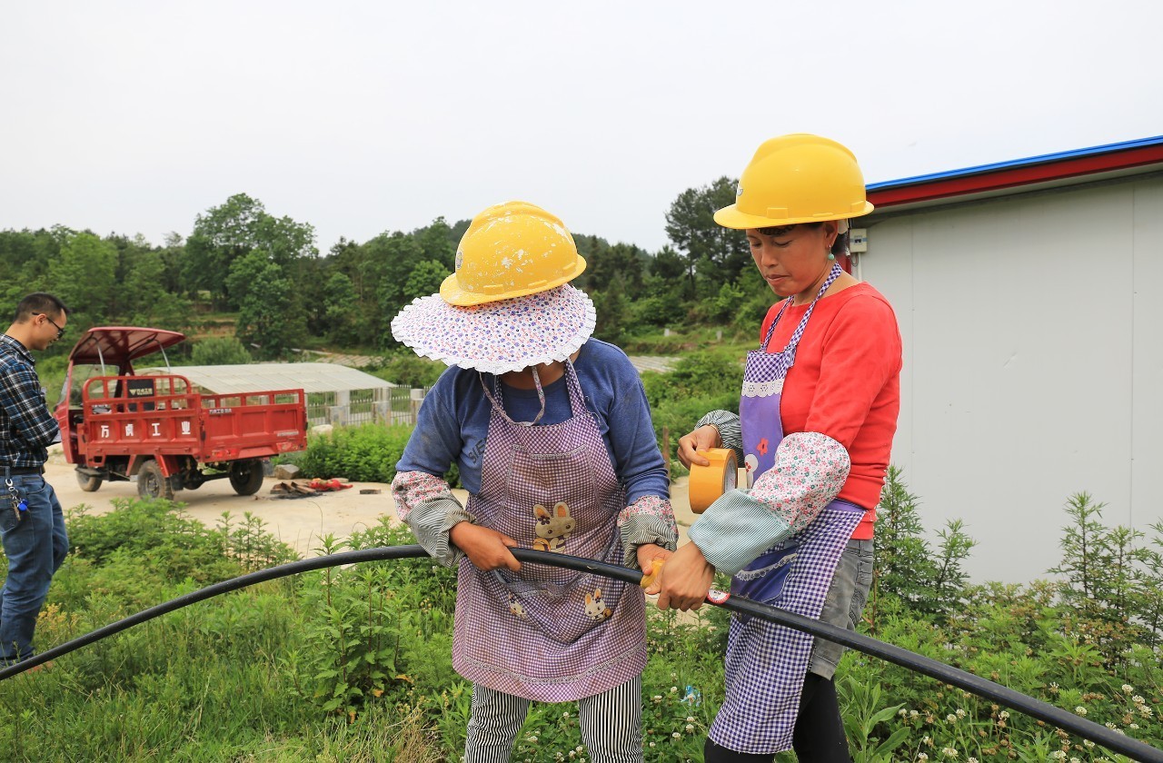 楊武鄉兩位農民正在對接灌溉水管記者從市水務局瞭解到,像塘約村一樣