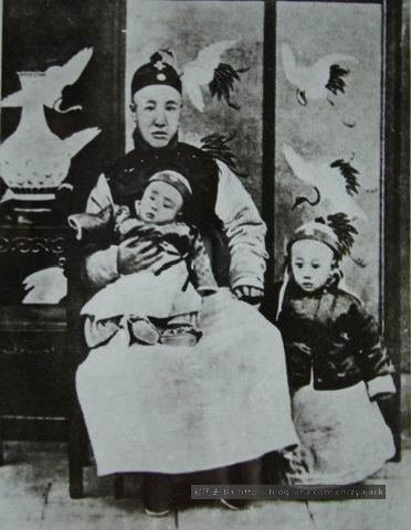 幼年时溥仪和他的生母瓜尔佳氏,小时候的溥仪是个可爱小孩