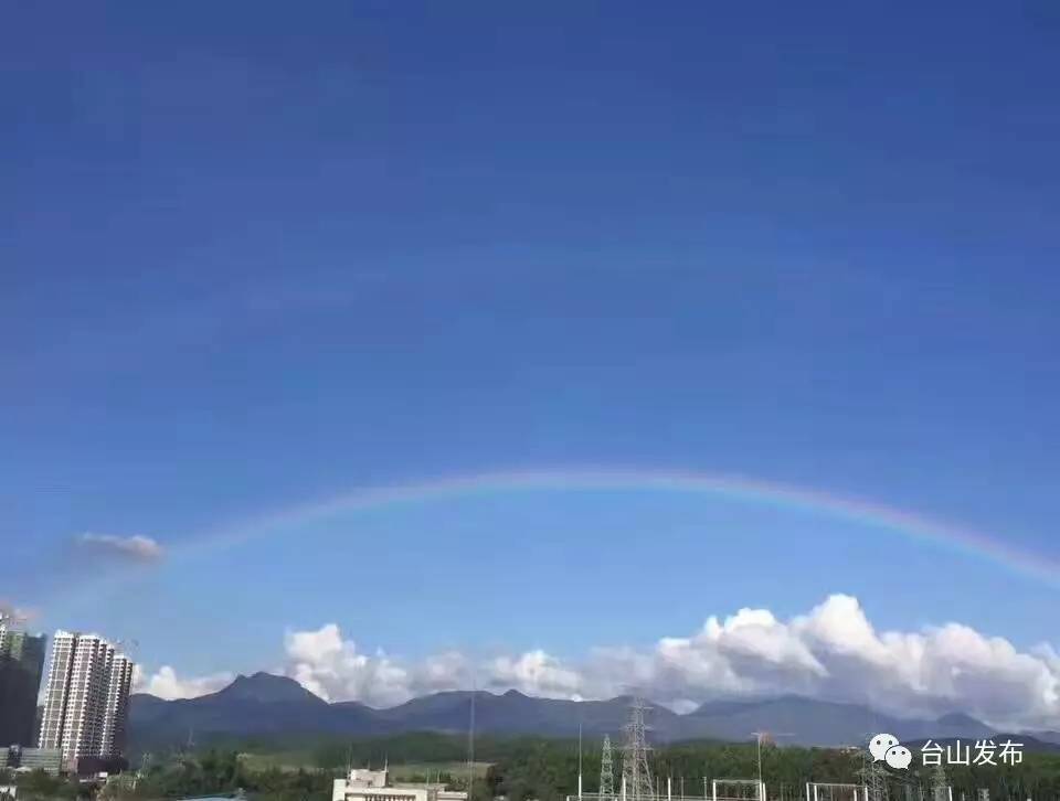 时晴时雨,虹霓高挂台城上空,美极了!