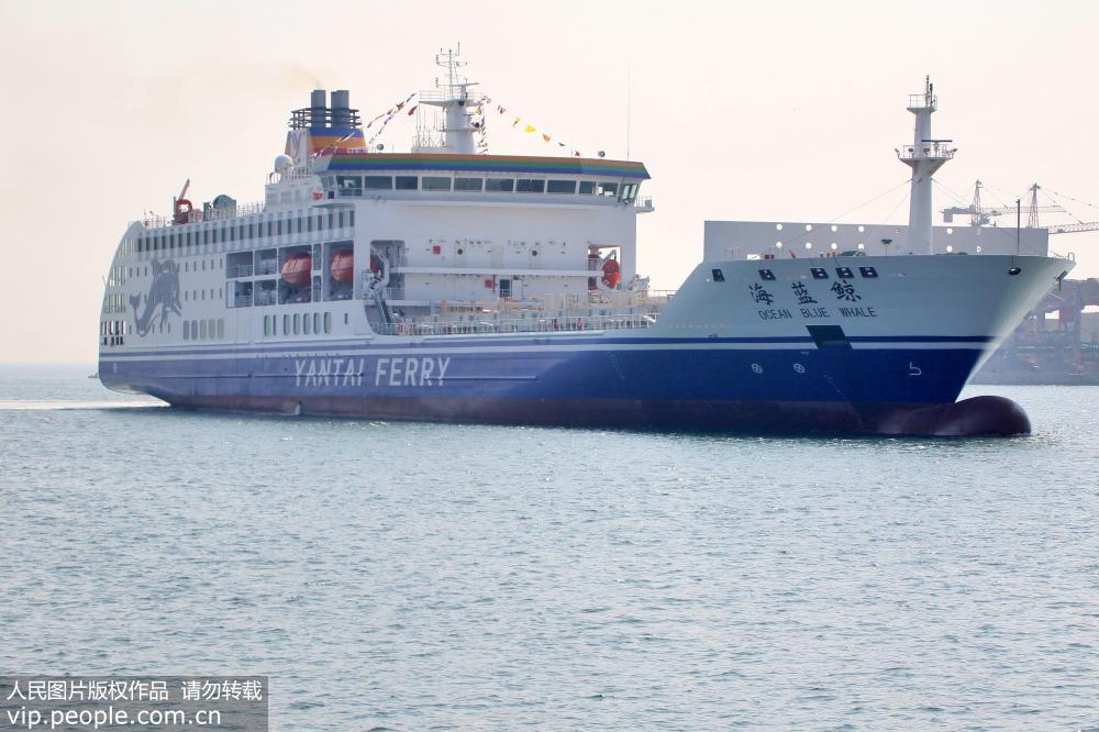 中国造大型客箱船海蓝鲸号首抵山东烟台(组图)