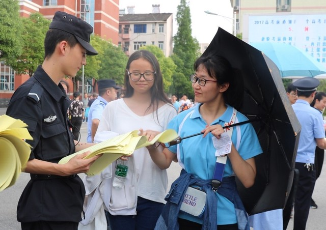 高考最帅特警祁懿图片