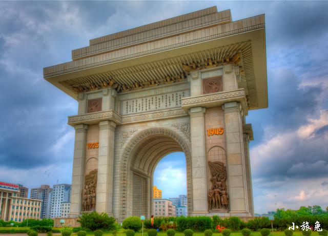 平壤凯旋门是一座纪念碑式的建筑,设计单位为平壤城市设计研究所,于