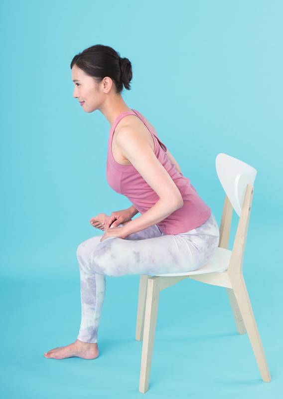 挺胸伸背,注意身体以股关节为支点前倾换腿反方向重复同样动作