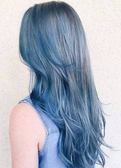 蓝色头发营造出一种烟雾缭绕的感觉,自带大片效果呢