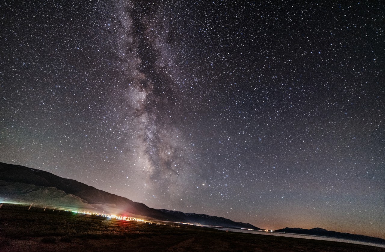 新疆赛里木湖的星空