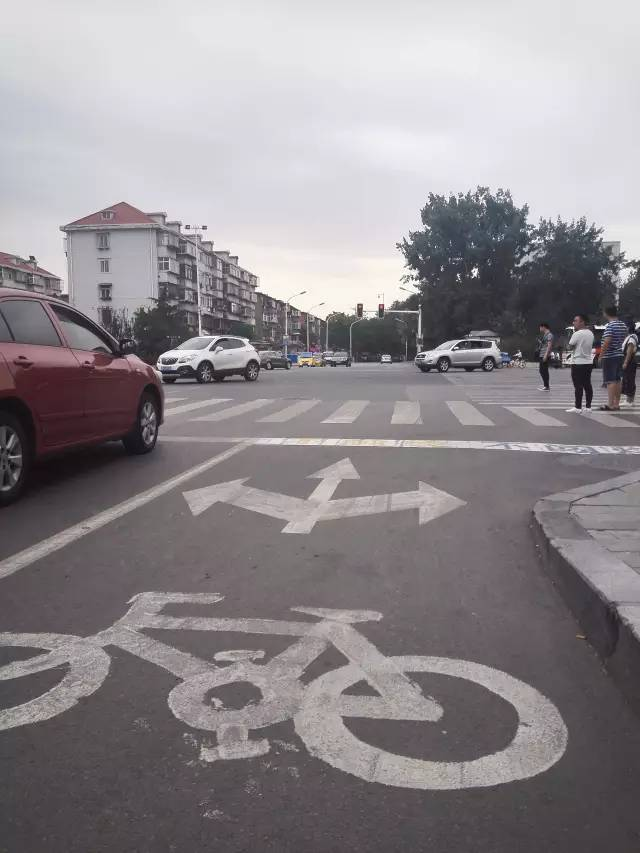 靠路口中心點右側直接左轉;當非機動車道第一條停止線外施劃有直行