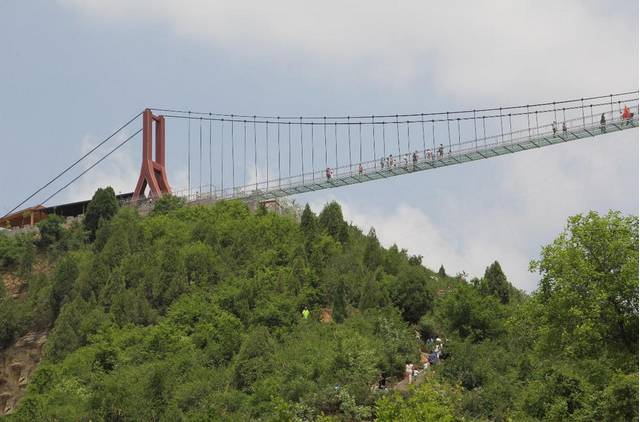 行走在玻璃桥上,可俯瞰山谷的石林景色和各种山花