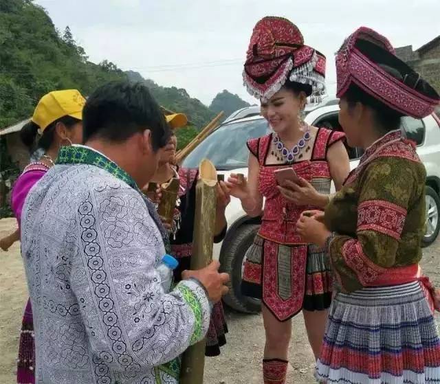 邹兴秀和文艺团队在拍摄现场 邹兴秀,苗族女歌手,云南文山马关人,擅长