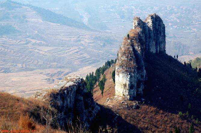 透明崮简介透明崮位于沂水县夏蔚镇驻地北的曹家林村北,透明崮村南,距