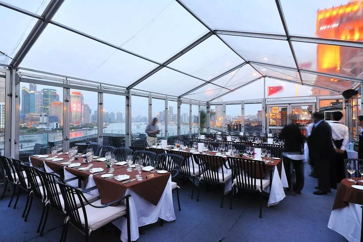 餐厅位于外滩二十七号8楼的全透明玻璃房里,正对面即是东方明珠和