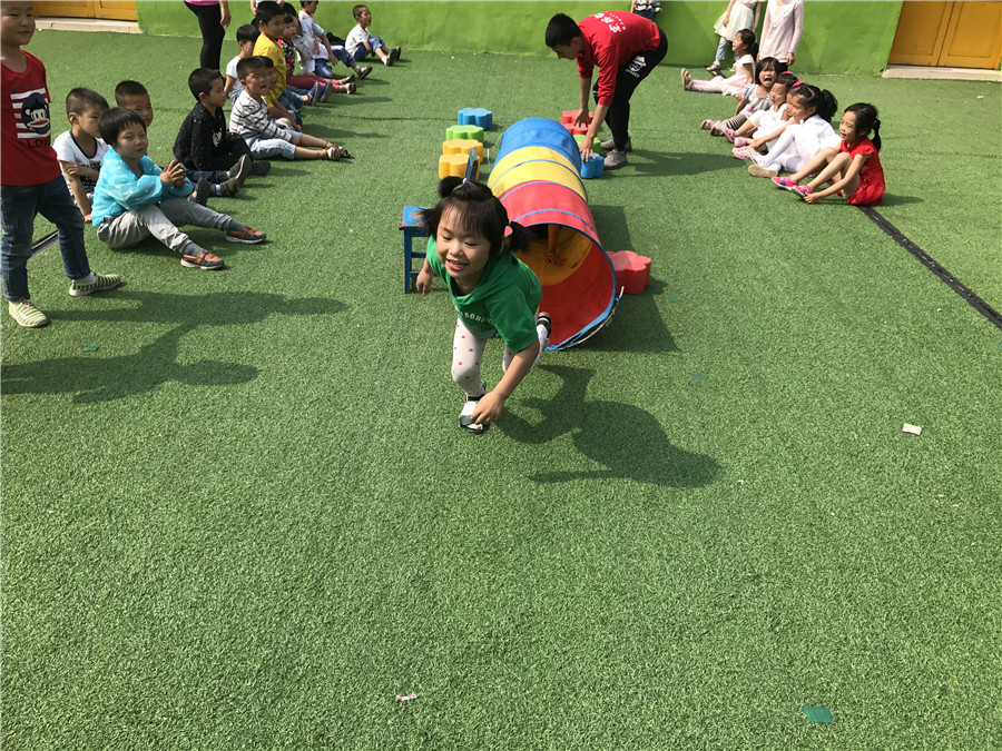 灌雲小燕子幼兒園情商遊戲課:勇往直前