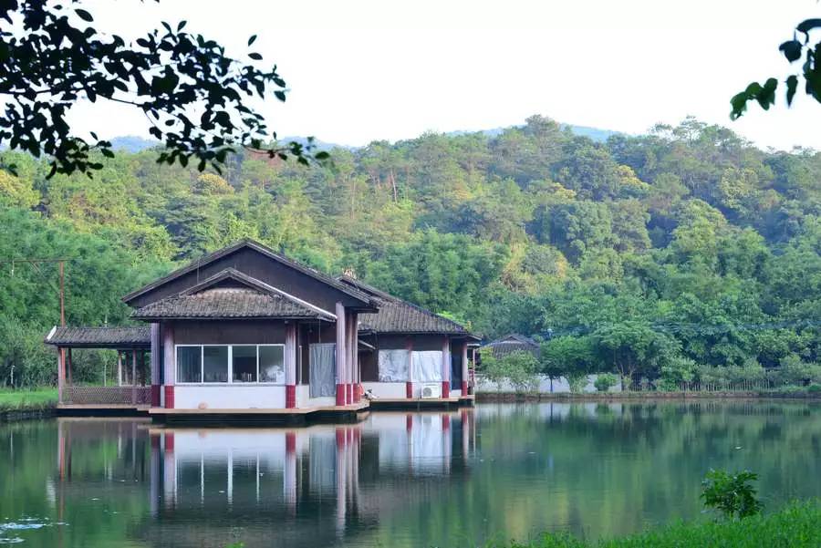 廣東省和廣州市首批中心鎮 境內有省級芙蓉旅遊度假村, 盤古王公園