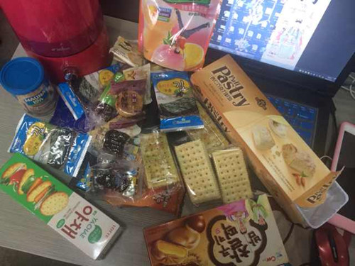 办公桌上的零食实拍图片