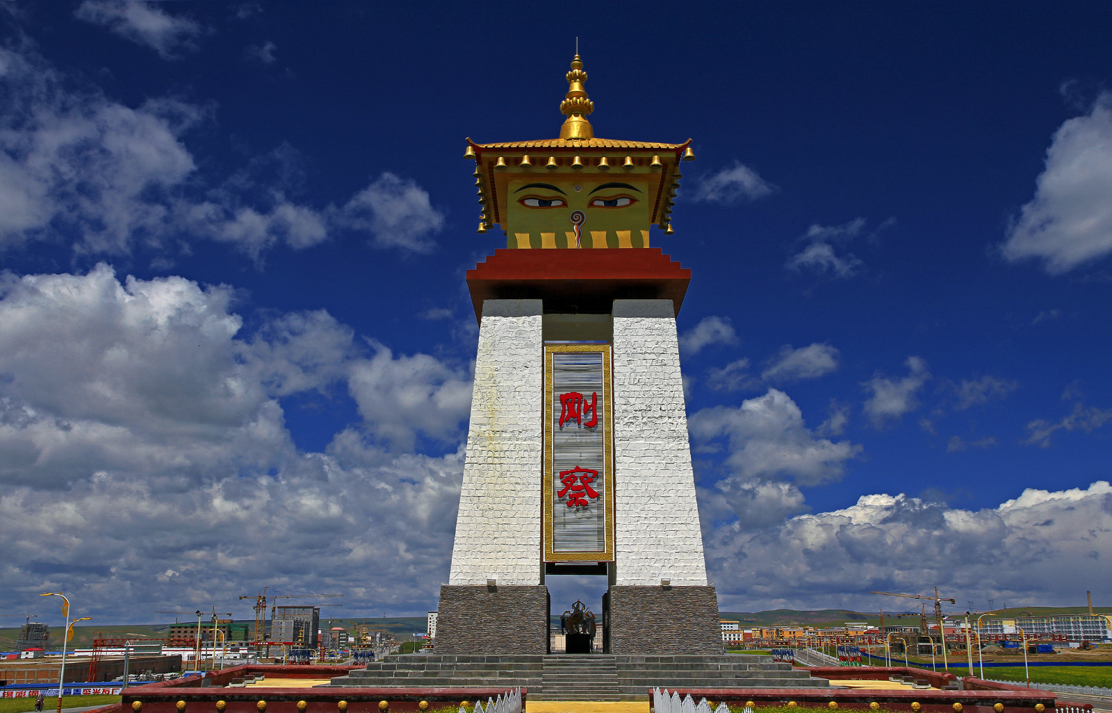 藏城刚察刚察县隶属青海省海北藏族自治州,地处全国最美五大湖之首的