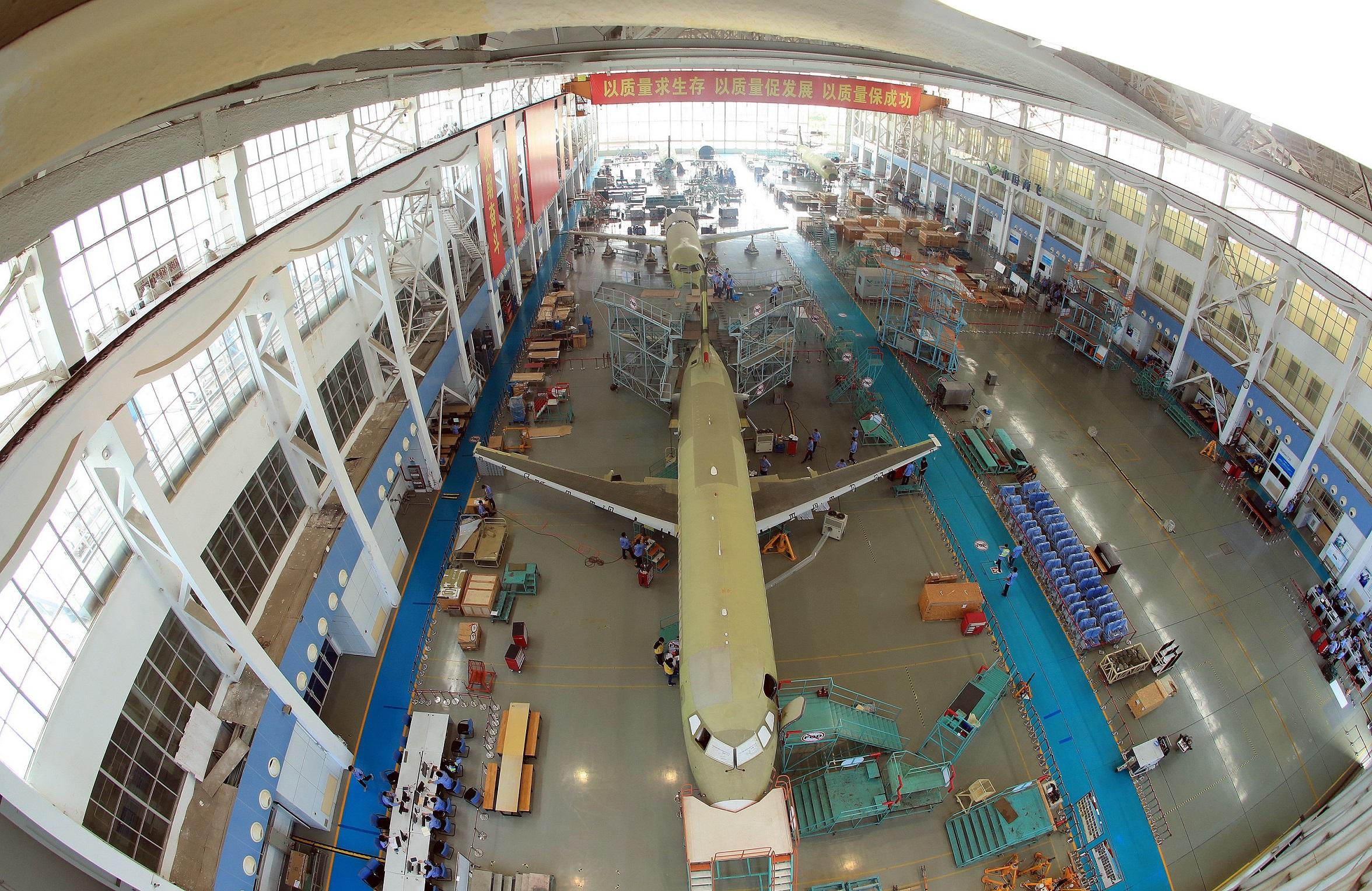 上海飞机制造厂里壮观的制造现场,张海峰摄影