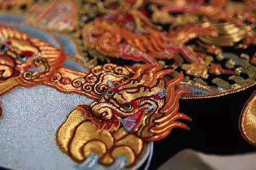 潮绣 潮绣中国四大名绣之一,与广绣合称为粤绣,是潮汕地区的主要传统