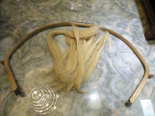 牛角弓的制作技巧是段美山祖辈流传下来的,最传统的角弓选材讲究,必须