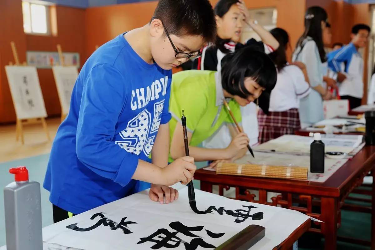 李滄寫字節,中小學生橫平豎直秀書法,撇捺到位提素養