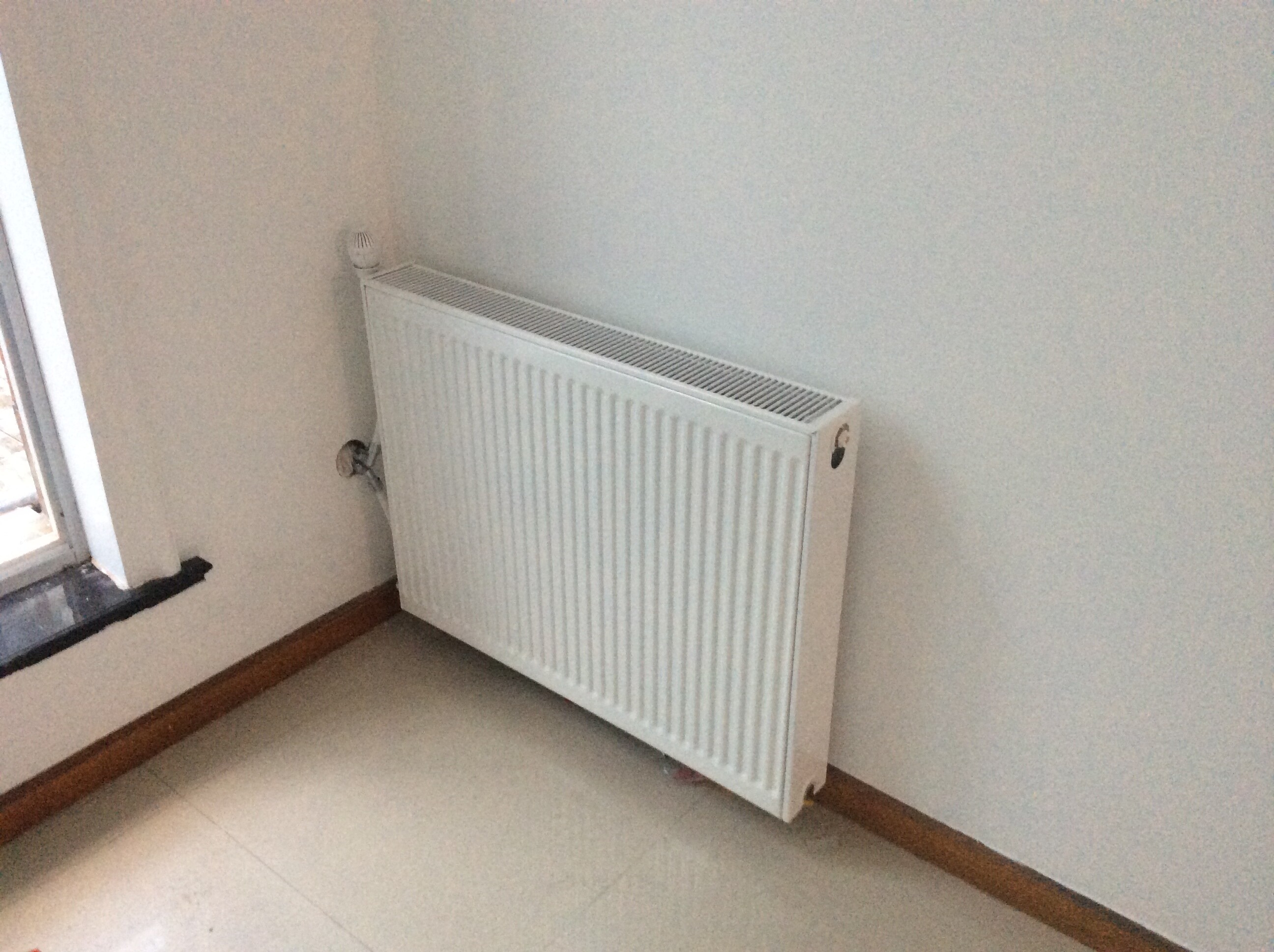 对于暖气片的安装位置,采暖专家在方案中提到,卧室里的暖气片放在墙角