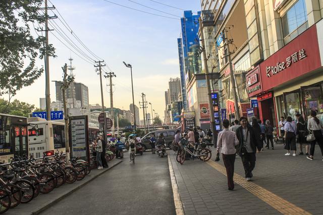 便会三五成群的出现在小寨的商场,电影院,饭馆,他们成为小寨街区一道