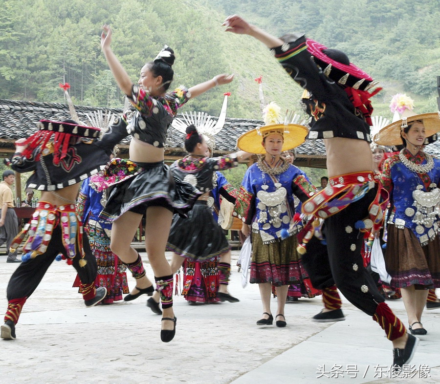 儿女在黔东南苗族侗族自治州凯里市郊一旅游点,为游客表演反排木鼓舞