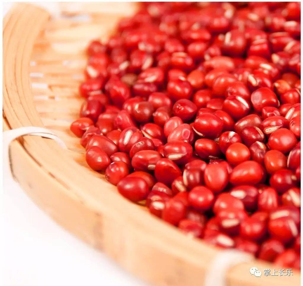 红豆能补充夏季流汗丢失的钾,心肾功能不好的人尤其适合吃红豆