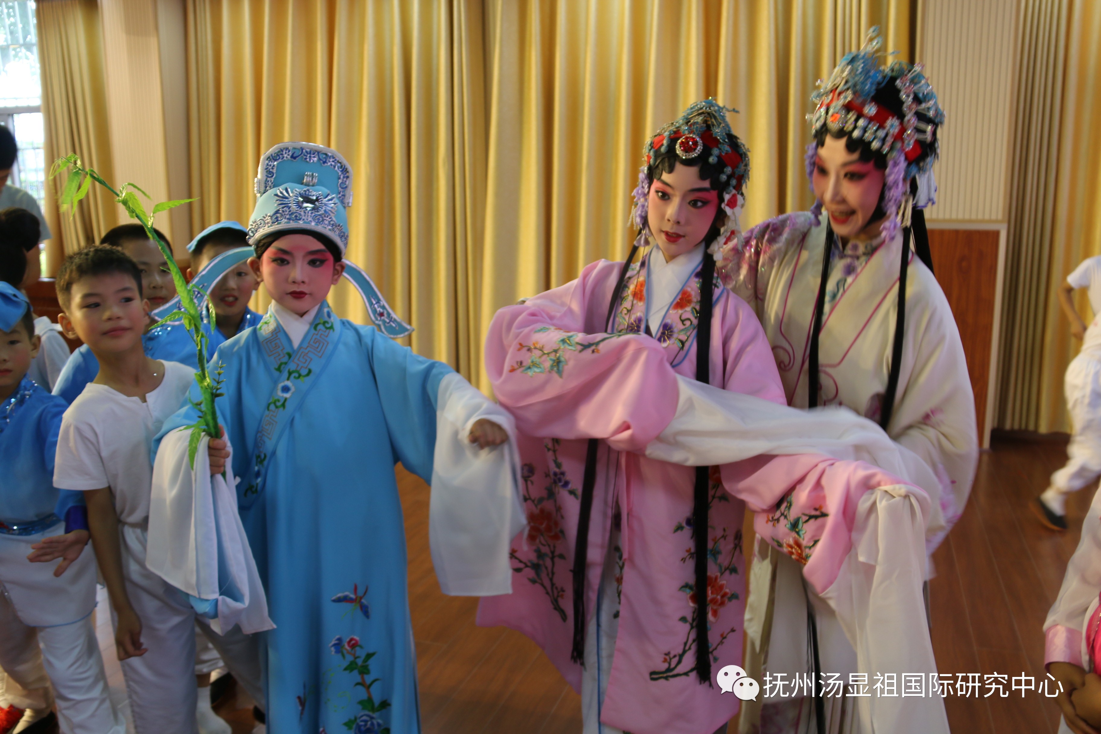传统文化,该区通过在校园普及推广采茶戏,培养孩子们对传统戏曲的兴趣