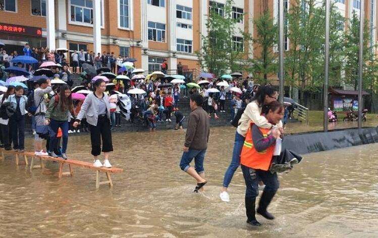 贵州暴雨积水成河,成就保洁阿姨背大学生趟水的反差事件