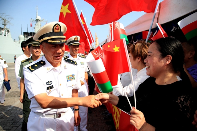 中国海军远航访问编队抵达阿曼,当地华人华侨到码头迎接