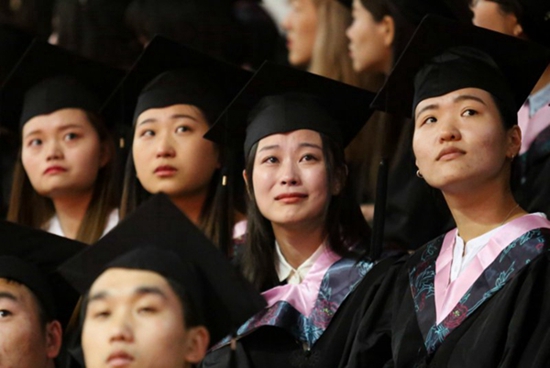 上海师范大学毕业典礼上看着视频难抑泪水的学生.赵唯宏 李之栋/摄